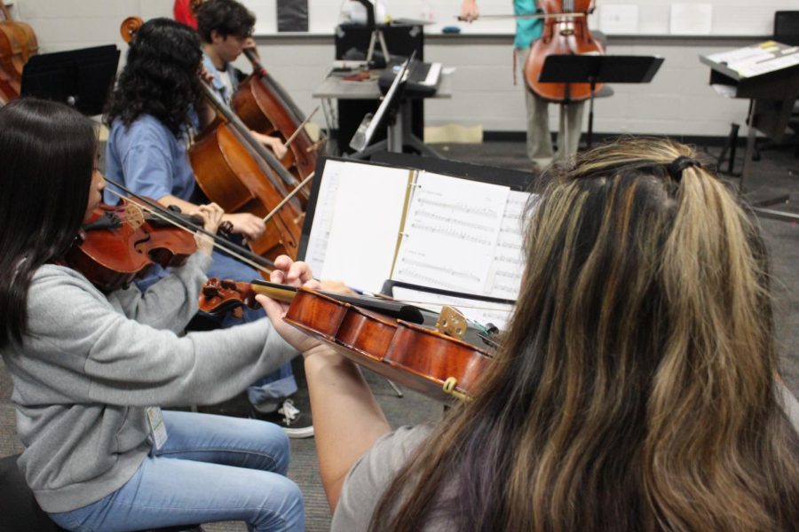 Orchestra+students+practice+during+their+2nd+period+class+preparing+for+their+Fall+Concert.